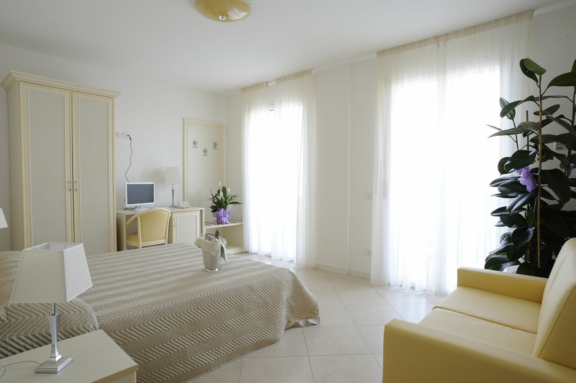 Residence Suite Smeraldo ริชโชเน ภายนอก รูปภาพ